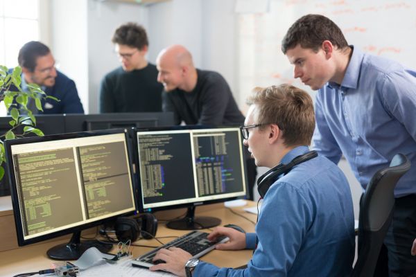 gruppo di ingegneri informatici durante programmazione del codice