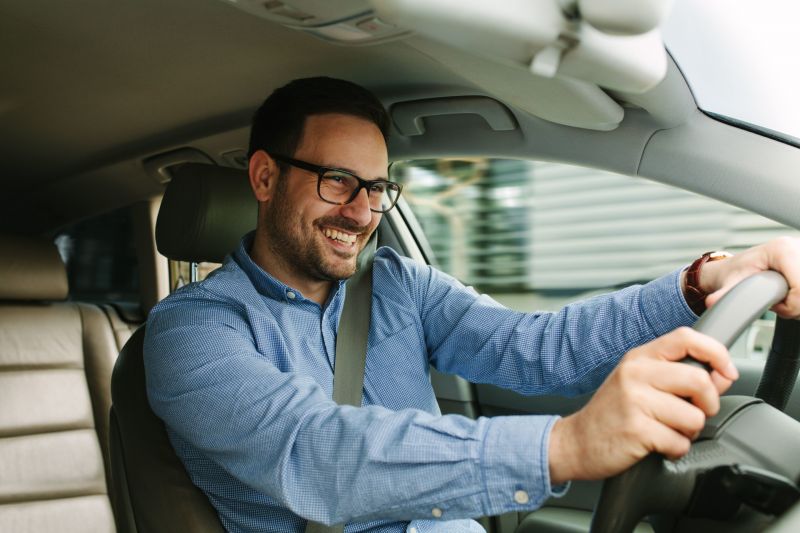 ragazzo per guida felice l'auto