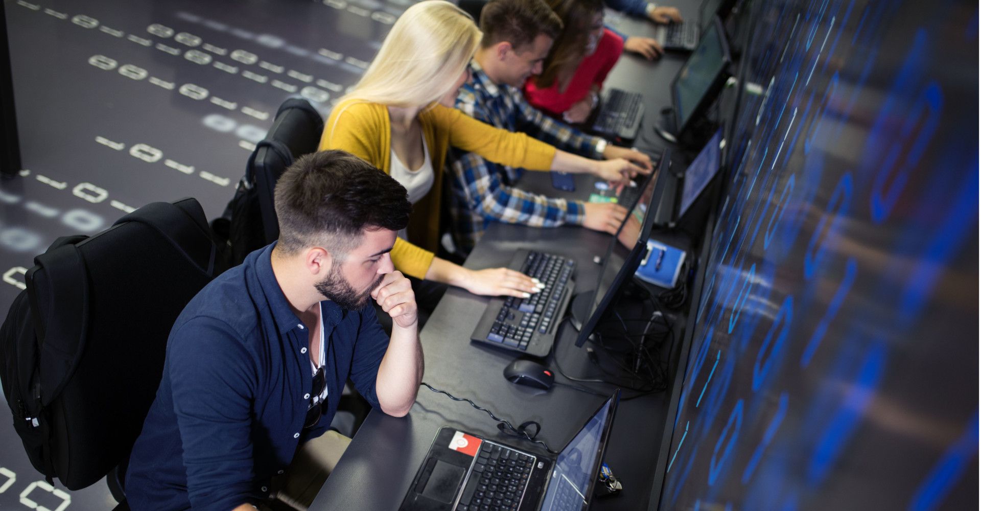 gruppo di ingegneri informatici durante programmazione del codice